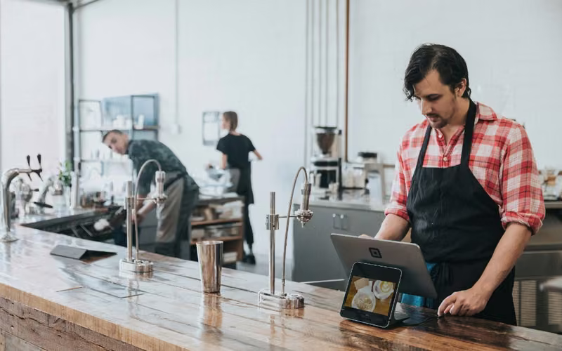 Personal tomando pedidos con tablet en mostrador